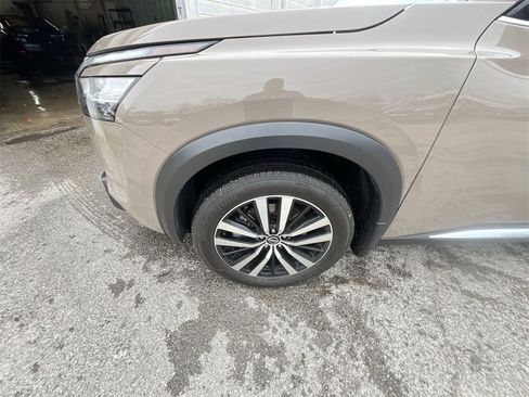 Used 2024 Nissan Pathfinder Platinum w/ Cargo Package image 10