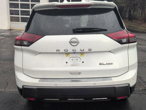 Used 2025 Nissan Rogue SL w/ Tech Package image 4