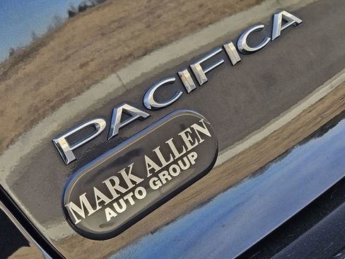 Used 2023 Chrysler Pacifica Limited image 11