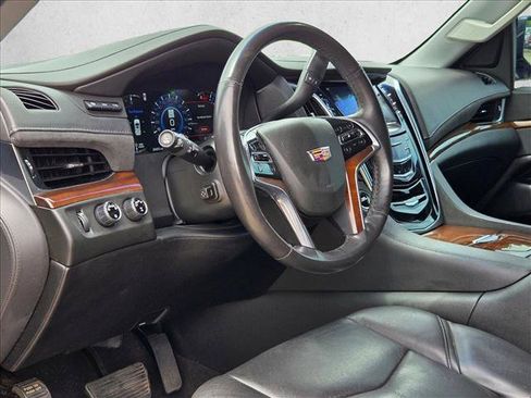 Used 2019 Cadillac Escalade Luxury AWD/4WD image 9