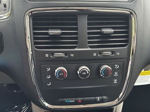 Used 2015 Dodge Grand Caravan American Value Package FWD image 19