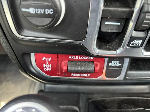 Used 2024 Jeep Wrangler Unlimited image 32