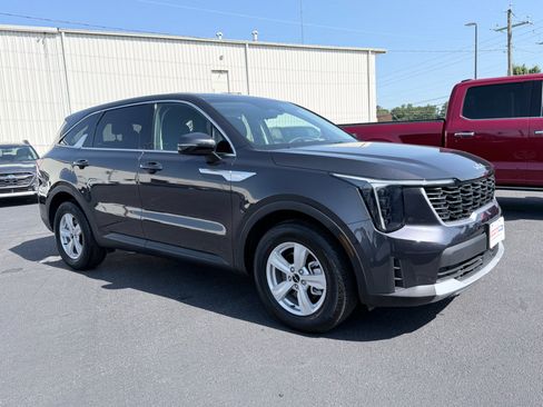 Used 2026 Kia Sorento LX FWD image 2