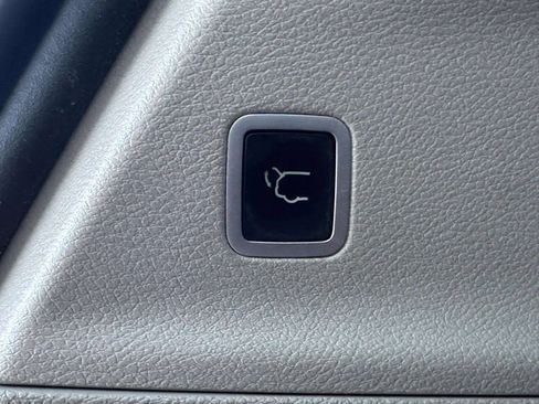 Used 2018 Chrysler Pacifica Touring-L Plus w/ Tire & Wheel Group FWD image 16