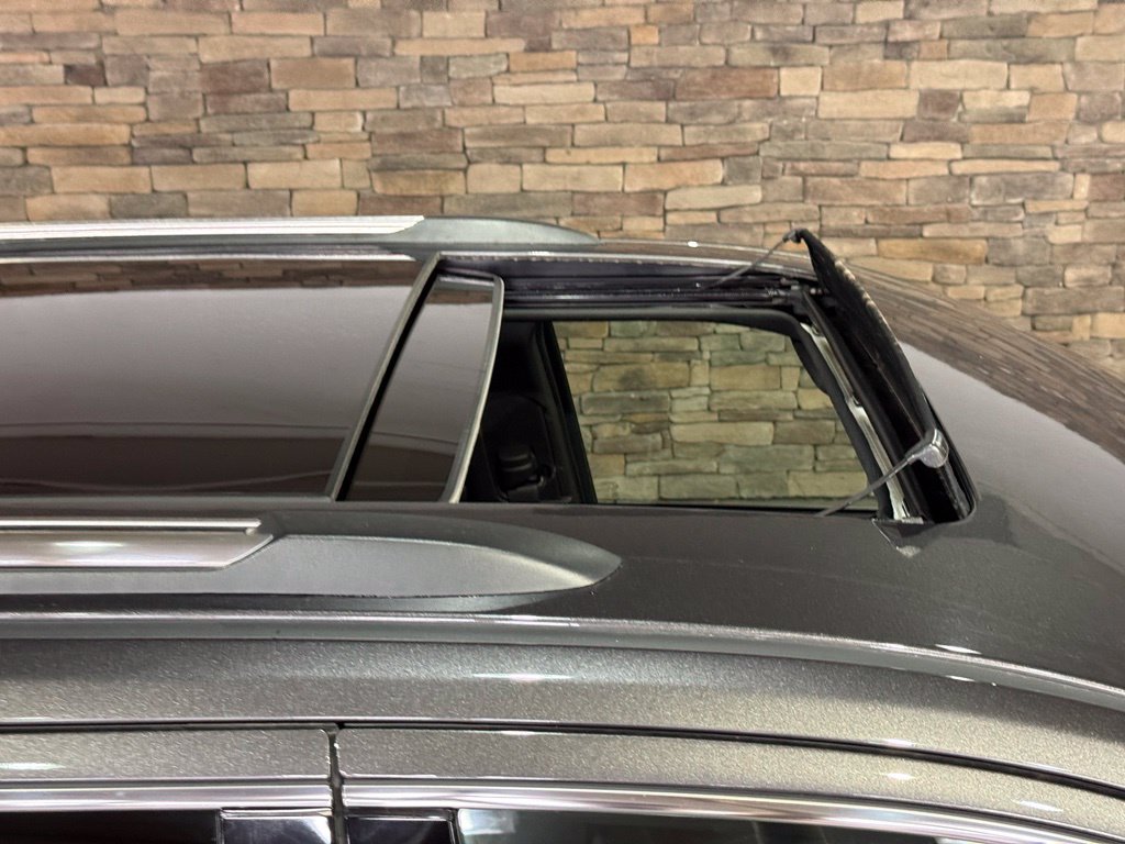 Used 2018 Jeep Grand Cherokee Overland AWD/4WD image 2