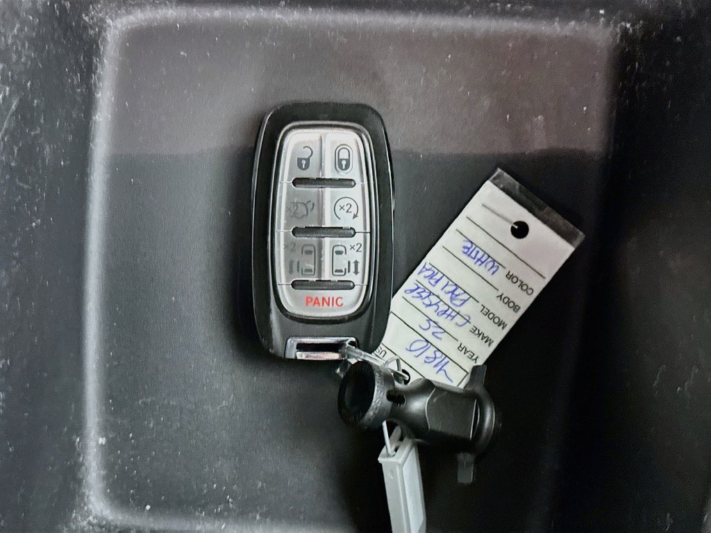 Used 2025 Chrysler Pacifica Select FWD image 34