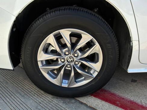 Used 2026 Toyota Sienna XLE FWD image 9