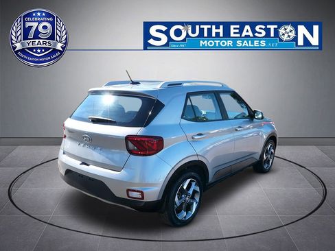Used 2023 Hyundai Venue SEL FWD image 6