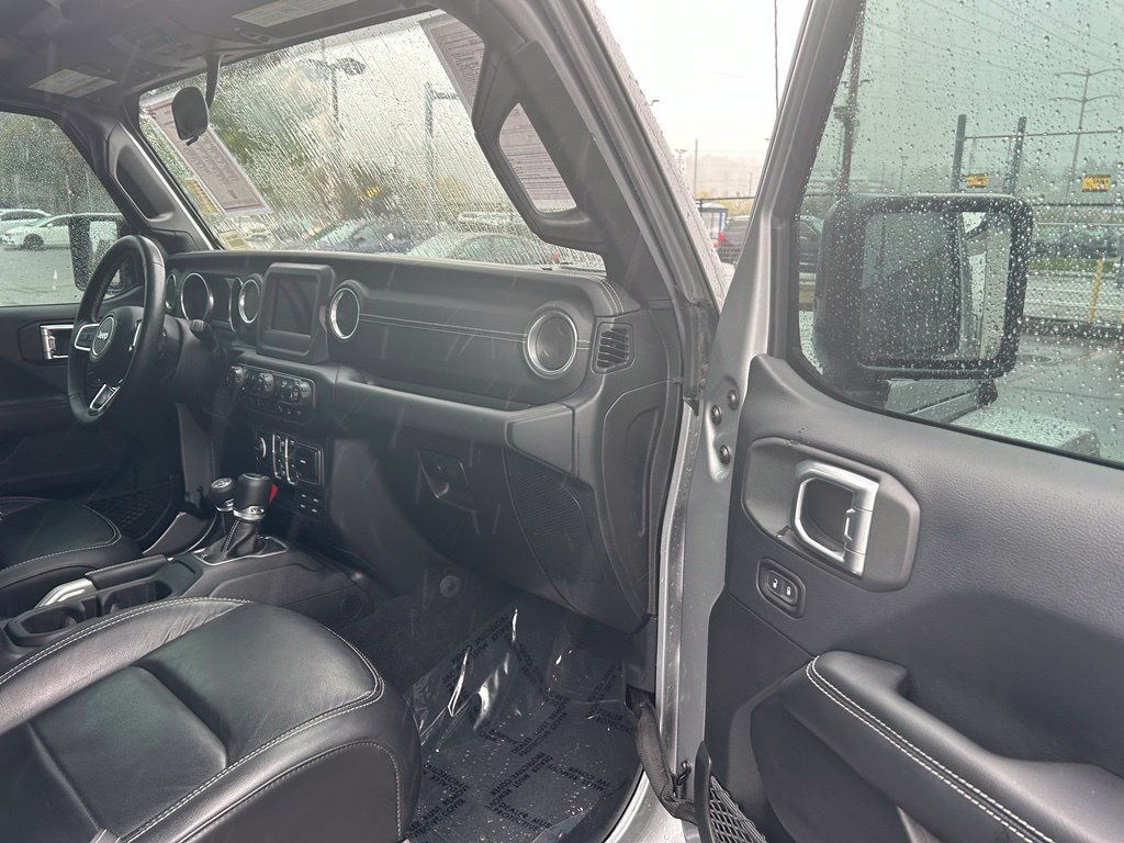 Used 2018 Jeep Wrangler Unlimited Sahara w/ Cold Weather Group AWD/4WD image 15