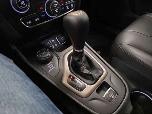 Used 2018 Jeep Cherokee Limited AWD/4WD image 19