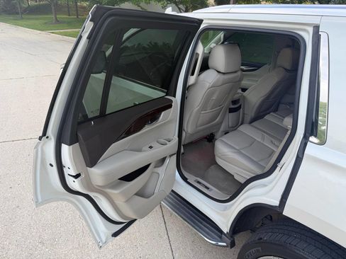 Used 2015 Cadillac Escalade Luxury AWD/4WD image 21