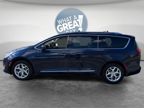 Used 2020 Chrysler Pacifica Touring-L w/ Tire & Wheel Group image 7