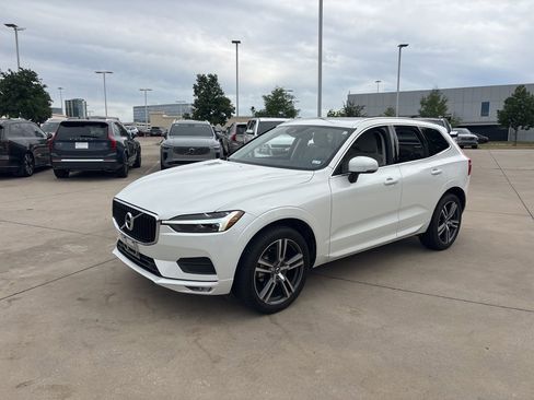 Used 2021 Volvo XC60 T5 Momentum w/ Premium Package image 1