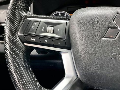 Used 2022 Mitsubishi Outlander SE image 11