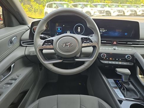 Used 2023 Hyundai Elantra SEL w/ Convenience Package FWD image 16