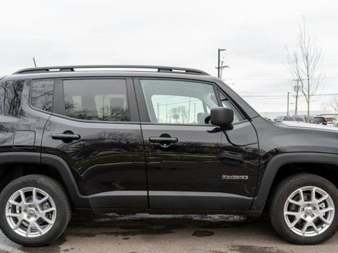 Used 2023 Jeep Renegade Latitude w/ Premium Group image 5