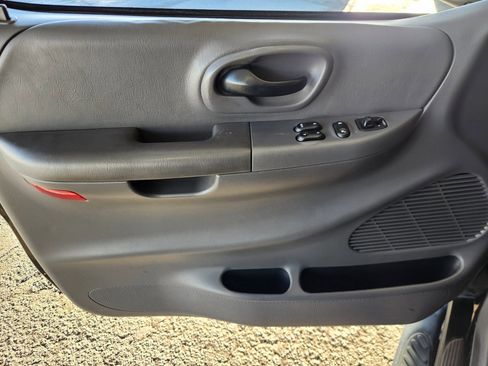 Used 2004 Ford F150 XLT image 12