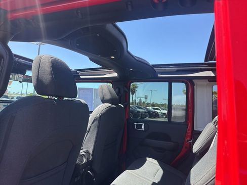 Certified 2025 Jeep Wrangler Unlimited Sahara w/ Safety Group AWD/4WD image 17