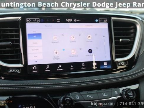 Used 2026 Chrysler Pacifica Select image 32