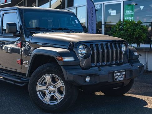 Used 2018 Jeep Wrangler Unlimited Sport S AWD/4WD image 3