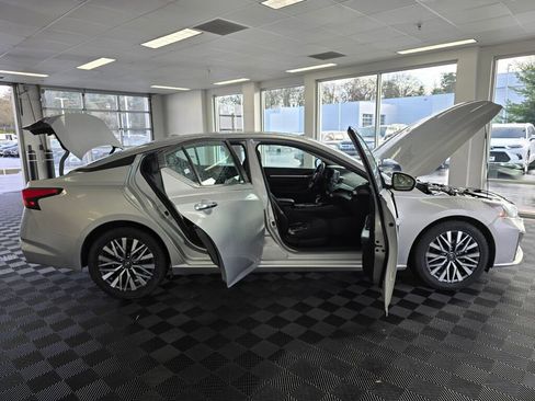 Used 2023 Nissan Altima 2.5 SV image 18