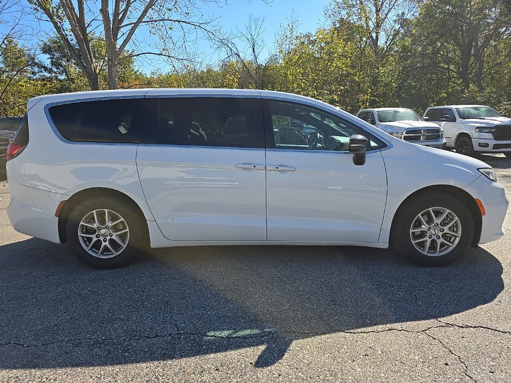 Used 2025 Chrysler Pacifica Select FWD image 9