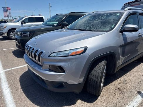 Used 2018 Jeep Cherokee Latitude Plus w/ Comfort/Convenience Group FWD image 3