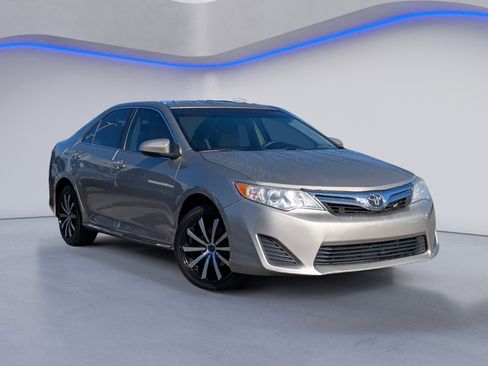 Used 2014 Toyota Camry LE image 2
