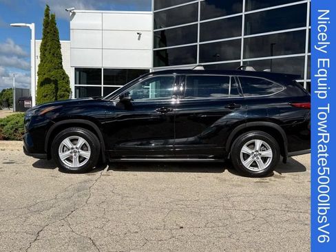 Used 2022 Toyota Highlander LE AWD/4WD image 6