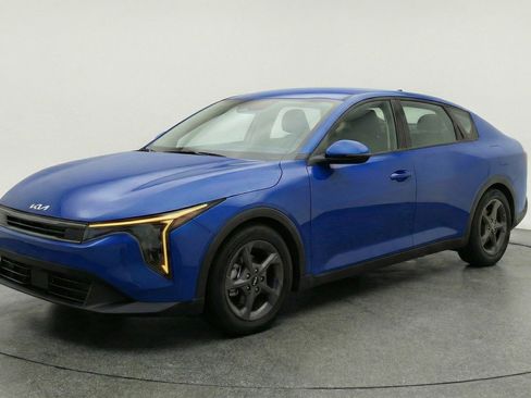 Used 2025 Kia K4 LXS image 2