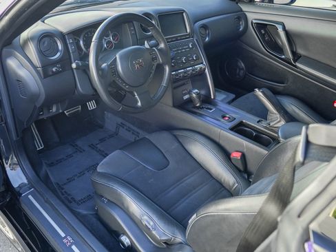 Used 2014 Nissan GT-R Premium image 2