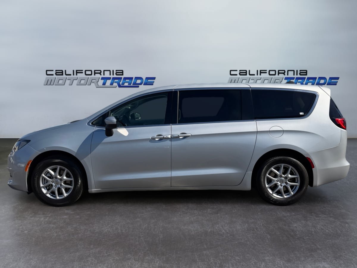 Used 2023 Chrysler Voyager LX FWD image 8