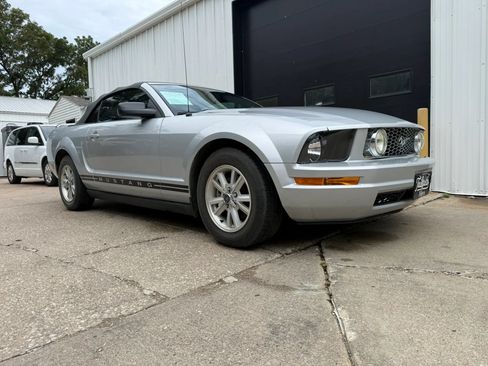 Used 2007 Ford Mustang Convertible RWD image 2