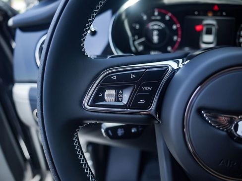 Used 2024 Bentley Bentayga Extended Wheelbase image 18