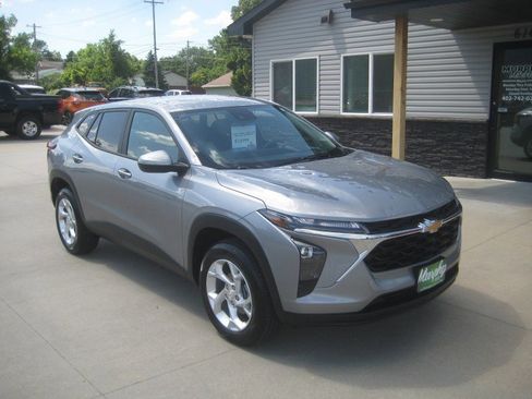 Used 2026 Chevrolet Trax LS w/ LS Convenience Package FWD image 2