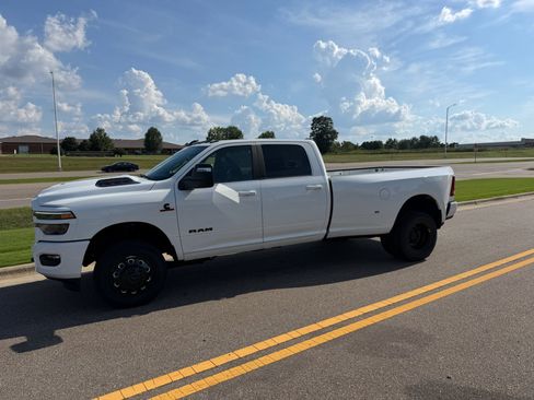 New 2026 RAM 3500 Laramie w/ Night Edition AWD/4WD image 15