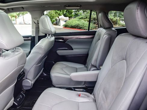 Used 2023 Toyota Highlander Platinum image 22