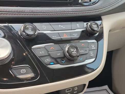 Used 2018 Chrysler Pacifica Limited w/ Tire & Wheel Group FWD image 24
