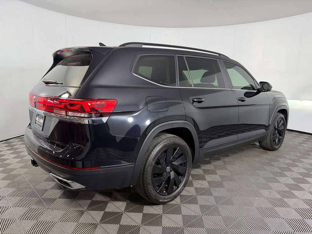 Used 2024 Volkswagen Atlas SE w/ Panoramic Sunroof Package FWD image 7