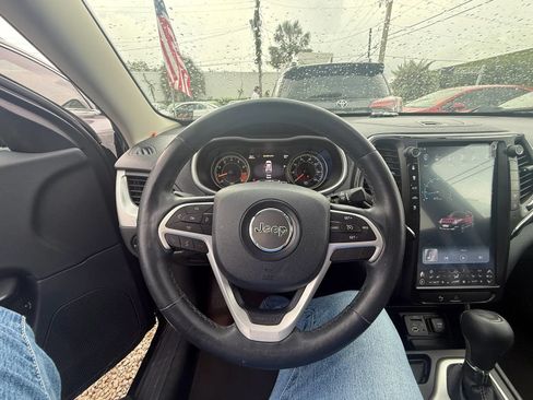 Used 2015 Jeep Cherokee Limited w/ Luxury Group FWD image 17