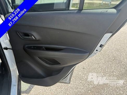 Used 2018 Chevrolet Trax LT w/ LT Convenience Package FWD image 30
