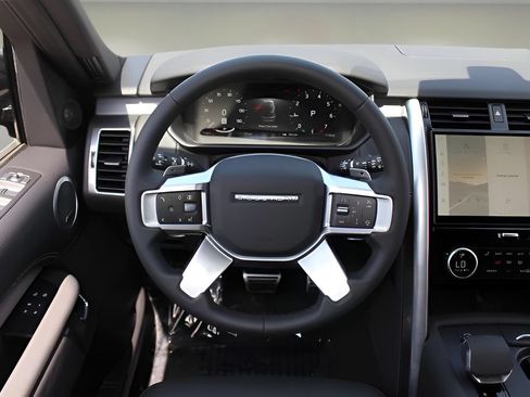 Used 2025 Land Rover Discovery Dynamic SE AWD/4WD image 13