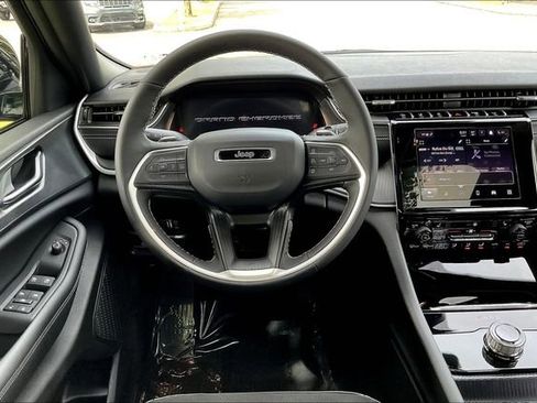 New 2025 Jeep Grand Cherokee Altitude image 21