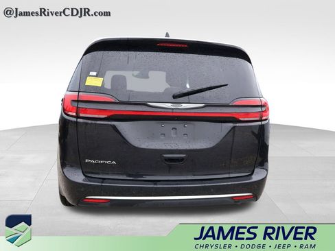 Used 2025 Chrysler Pacifica Select FWD image 17