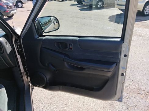 Used 2001 Chevrolet S10 Pickup LS w/ Preferred Equipment Group image 13