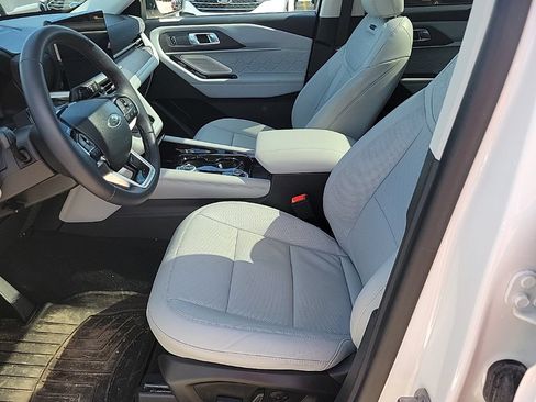 Used 2025 Ford Explorer Platinum w/ Ultimate Package AWD/4WD image 9
