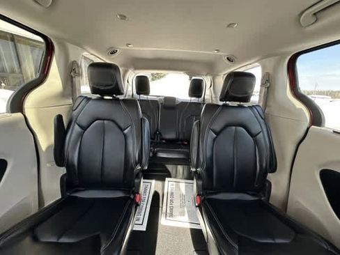 Used 2024 Chrysler Pacifica Touring-L FWD image 12