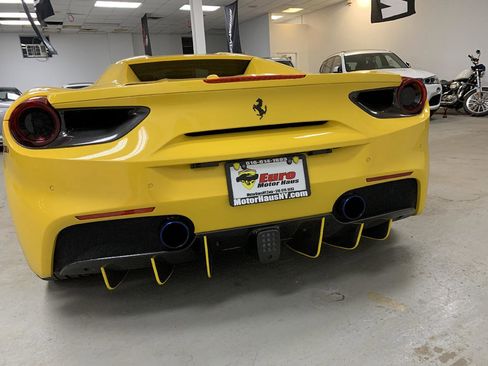 Used 2017 Ferrari 488 Spider image 8