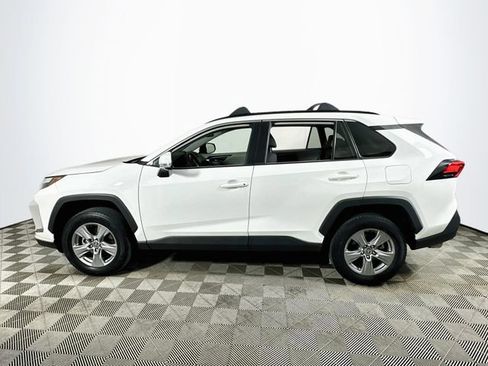 Used 2022 Toyota RAV4 XLE w/ Convenience Package FWD image 6