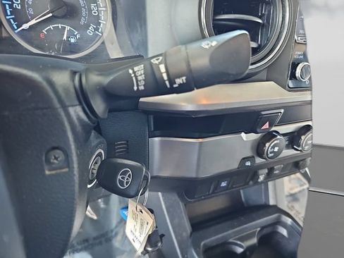 Used 2020 Toyota Tacoma SR5 RWD image 22